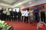 Gubernur Kalsel Sahbirin Noor memukul gong menandai dibukanya Rapat Anggota KONI Kalimantan Selatan 2016 di ballroom Rattan Inn Banjarmasin, Sabtu (20/2). Selain menggelar Rakon, KONI Kalsel juga menggelar Musyawarah Olahraga Provinsi Luar Biasa untuk memilih Ketua Umum Pengganti Antar Waktu periode 2013-2017. Foto Antaranews Kalsel/Herry Murdy Hermawan