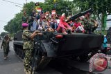 Ratusan warga menaiki kendaraan taktis tempur milik TNI AD saat parade mengikuti pawai budaya Sidoarjo Exotic Carnival di Jalan Ahmad Yani, Sidoarjo, Jawa Timur, Minggu (21/2). Parade kendaraan taktis tempur tersebut diselenggarakan dalam rangka memperingati HUT ke-157 Kabupaten Sidoarjo. Antara Jatim/Umarul Faruq/zk/16