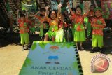 Sejumlah murid bermain bersama di paud inklusif cerdas, Banyuwangi, Jawa Timur, Senin (22/2). Banyuwangi saat ini memiliki 122 sekolah inkusi yang menerima 453 siswa penyandang disabilitas. Selain itu, untuk meningkatkan kualitas pendidikan, Pemeritah Kabupaten Banyuwangi telah mengalokasikan anggaran sebesar 300 juta rupiah untuk beasiswa anak-anak penyandang disabilitas dan akan ditambah menjadi 500 juta pada tahun 2017. Antara Jatim/Budi Candra Setya/zk/16.
