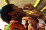 Sejumlah murid diberikan bitamin A di paud inklusif cerdas, Banyuwangi, Jawa Timur, Senin (22/2). Banyuwangi saat ini memiliki 122 sekolah inkusi yang menerima 453 siswa penyandang disabilitas. Selain itu, untuk meningkatkan kualitas pendidikan, Pemeritah Kabupaten Banyuwangi telah mengalokasikan anggaran sebesar 300 juta rupiah untuk beasiswa anak-anak penyandang disabilitas dan akan ditambah menjadi 500 juta pada tahun 2017. Antara Jatim/Budi Candra Setya/zk/16.