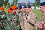 Sejumlah personel Paskhas berdiskusi dengan pasukan baret hijau AS disela pembukaan latihan gabungan TNI AU-US SOCPAC di Batalyon Komando 462 Paskhas, di Pekanbaru, Riau, Senin (22/2). Sebanyak 13 personel pasukan khusus baret hijau AS dan Paskhas TNI AU mengasah strategi dan praktik tempur dalam latihan bersama bertajuk 'JCET Vector Balance Iron' yang digelar selama dua pekan ke depan di Provinsi Riau. ANTARA FOTO/FB Anggoro/wdy/16.