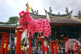 Barongsai beraksi di Stasiun Tugu hibur penumpang