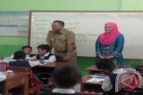 Hari pertama kerja, Wakil Wali Kota Depok, Pradi Supriatna bersama istri mengunjungi Sekolah Muhammadiyah 01 Kukusan, Beji Depok. Sekolah tersebut merupakan tempat menimba ilmu Pradi ketika SD. (Antara Foto / Feru Lantara)