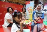 Dokter Pemerhati Gaya Hidup Grace Judio Kahl (tengah) bersama Head Of Marketing Services Nestle Indonesia Lita Mardjuni (kiri) menyaksikan seorang anak dan ibunya menyantap makanan pada Kampanye Sarapan Sehat di Medan, Sumatera Utara, Minggu (21/2). Kampanye sarapan sehat sebagai rangkaian Hari Gizi Nasional dan Pekan Sarapan Nasional (PESAN) 2016. ANTARA SUMUT/Septianda Perdana