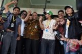 Personel grup band Slank bergandengan tangan dengan Ketua KPK Agus Rahardjo (ketiga kiri) sebelum menggelar konser di halaman Gedung KPK, Jakarta, Senin (22/2). Slank menggelar konser di Gedung KPK untuk memberikan dukungan kepada lembaga antirasuah itu dengan menolak rencana revisi Undang-Undang (UU) Nomor 30 Tahun 2002 tentang KPK. ANTARA FOTO/Hafidz Mubarak A./wdy/16
