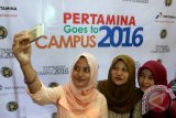Tiga mahasiswi berswafoto ketika mengikuti acara "Pertamina Goes to Campus 2016" di Universitas Sumatera Utara (USU) di Medan, Senin (22/2). Kegiatan tersebut untuk memberi wawasan kepada para mahasiswa tentang ketahanan energi serta pengelolaan energi di Indonesia. ANTARA SUMUT/16