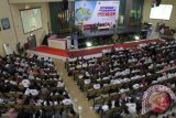 Ratusan mahasiswa mengikuti seminar dalam rangkaian "Pertamina Goes to Campus 2016" di Universitas Sumatera Utara (USU) di Medan, Senin (22/2). Seminar mengangkat tema Ketahanan dan Kemandirian Eenergi Untuk Negeri tersebut, untuk memberi wawasan kepada para mahasiswa tentang ketahanan energi serta pengelolaan energi di Indonesia. ANTARA SUMUT/Irsan Mulyadi/16