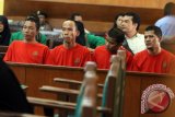 Keempat terdakwa kasus kepemilikan sabu-sabu, Atiam (kiri) Ayau (kedua kiri) Jimmi (kedua kanan) dan Lukman Syah (kanan) bersiap mengikuti sidang dengan agenda pembacaan dakwaan, di Pengadilan Negeri Medan, Sumatera Utara, Senin (22/2). Keempat terdakwa tersebut terlibat kasus kepemilikaan sabu-sabu seberat 270 kg. ANTARA SUMUT/Irsan Mulyadi/16