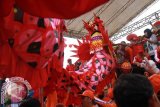 Naga dari Yayasan YPKK memberi penghormatan pada Ritual Buka Mata Naga di Jl Diponegoro Pontianak, Kalbar, Sabtu (20/2). Sebanyak 14 naga melakukan ritual buka naga sebelum perayaan Cap Go Meh di Kota Pontianak dan akan melakukan pawai keliling kota pada Senin (22/2) mendatang. (Foto Sheravim/jhw)