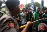 Ribuan suporter fanatik Persebaya Surabaya, Bonek melakukan unjuk rasa didepan Kantor Biro televisi nasional di Surabaya, Jawa Timur, Senin (22/2). Unjuk rasa tersebut terkait kekecewaan bonek terhadap penyiaran dan pemberitaan yang tidak berimbang dan terkesan menyudutkan nama mereka. Antara Jatim/M Risyal Hidayat/zk/16