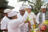 Dirut PT TWBI, Heru B Wasesa (tengah) bersama tokoh agama, adat, dan cendekiawan memohon anugrah dan keselamatan Bali di Pura Besakih, Senin (22/2). ANTARA FOTO/Made Tinggal/wdy/16.