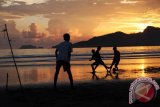 Sejumlah remaja bermain sepak bola di pesisir Pantai Blado, Trenggalek, Jawa Timur, Rabu (24/2). Bermain bola di tepi pantai menjadi hiburan anak-anak pesisir setempat guna melepas penat usai sekolah atau bekerja, sembari menikmati suasana sunset di pantai pada sore hari. Antara Jatim/Destyan Sujarwoko/zk/16
