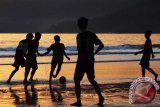 Sejumlah remaja bermain sepak bola di pesisir Pantai Blado, Trenggalek, Jawa Timur, Rabu (24/2). Bermain bola di tepi pantai menjadi hiburan anak-anak pesisir setempat guna melepas penat usai sekolah atau bekerja, sembari menikmati suasana sunset di pantai pada sore hari. Antara Jatim/Destyan Sujarwoko/zk/16
