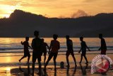 Sejumlah remaja bermain sepak bola di pesisir Pantai Blado, Trenggalek, Jawa Timur, Rabu (24/2). Bermain bola di tepi pantai menjadi hiburan anak-anak pesisir setempat guna melepas penat usai sekolah atau bekerja, sembari menikmati suasana sunset di pantai pada sore hari. Antara Jatim/Destyan Sujarwoko/zk/16
