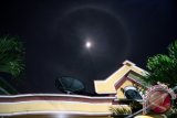Fenomena Halo Bulan (Cincin Bulan) terlihat di Kota Blitar, Jawa Timur, Rabu (24/2) dinihari. Halo Bulan merupkan fenomena alam yang diakibatkan pembiasan cahaya bulan oleh uap air di atmosfer yang lembab, dimana bulan terlihat dikelilingi cincin dengan ukuran besar yang menyerupai pelangi. Antara Jatim/Irfan Anshori/zk/16