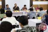 Ketua Umum KONI Kalsel Bambang Heri Purnomo menyampaikan sambutan saat berkordinasi dengan pengurus di ruang rapat Sekretariat KONI Kalsel di Banjarmasin, Rabu (24/2). Dlaam kordinasi tersebut, KONI Kalsel akan melakukan komunikasi intensif dengan Gubernur Kalsel Sahbirin Noor untuk peningkatan olahraga daerah.. Foto Antaranews Kalsel/Herry Murdy Hermawan