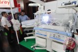 Seorang pengunjung melihat alat kesehatan yang dipamerkan pada Hospital Medan Expo VI di Medan, Sumatera Utara, Rabu (24/2). Pameran yang digelar oleh Perhimpunan Rumah Sakit Seluruh Indonesia (Persi) itu menampilkan berbagai produk peralatan berteknologi tinggi penunjang kesehatan dari beberapa rumah sakit di Indonesia. ANTARA SUMUT/Septianda Perdana