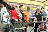 Kepolisian menunjukan Barang bukti beserta pelaku pencurian sepeda motor saat gelar perkara di Mapolres Banyuwangi, Jawa Timur, Rabu (24/2). Anggota kepolisian berhasil menangkap pelaku curanmor yang merupakan residivis setelah beraksi di 19 TKP. Antara Jatim/Budi Candra Setya/zk/16.