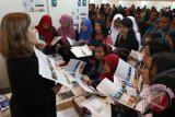 Sejumlah pengunjung mendapat penjelasan dari perwakilan salah satu universitas di Amerika Serikat (AS) pada pameran pendidikan, di Medan, Sumatera Utara, Rabu (24/2). Pameran pendidikan yang diikuti 34 universitas di AS tersebut untuk memberikan informasi mengenai jurusan, program studi dan beasiswa kepada calon mahasiswa yang akan kuliah di Amerika Serikat. ANTARA SUMUT/Irsan Mulyadi/16