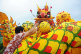 Seorang warga Tionghoa memasang hio di badan replika naga yang akan dibakar di Komplek Pemakaman Yayasan Bhakti Suci, Sungai Raya, Kabupaten Kubu Raya, Kalbar, Selasa (23/2). Sebanyak 13 replika naga milik sejumlah Yayasan Pemadam Kebakaran Tionghoa Pontianak menjalani ritual Naga Tutup Mata dan Bakar Naga, guna menandai berakhirnya perayaan Cap Go Meh 2016. (Foto Jessica Helena Wuysang).