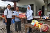 PT Timah (Persero) Tbk memberikan sembako kepada korban banjir di Pangkalpinang. (Foto Antara/ Aprionis)