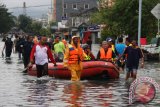 PT Timah (Persero) Tbk ikut membantu mengevakuasi korban banjir di Pangkalpinang. (Foto Antara/ Aprionis)