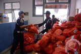 PT Timah (Persero) Tbk memberikan bantuan kepada korban banjir di Pangkalpinang. (Foto Antara/ Aprionis)