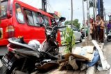 Pengendara motor korban kecelakaan tergeletak di atas trotoar di Meruya Selatan, Kebon Jeruk, Jakarta Barat, Rabu (24/2). Kecelakaan lalu lintas itu melibatkan pengendara motor dan truck ukuran sedang yang mengakibatkan pengendara motor meninggal ditempat. (Foto Fauziyyah Sitanova/pras)