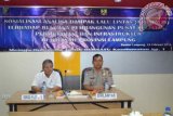 Sekretaris Daerah Provinsi (Sekdaprov) Lampung, Arinal Djunaidi (kiri) didampingi Ditlantas Polda Lampung pada Sosialisasi Analisa Dampak Lalu Lintas (ANDALIN), di Bandarlampung. (ANTARA FOTO/Humas Pemprov Lampung).