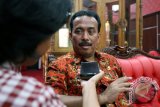 Walikota Blitar Samanhudi Anwar menjawab pertanyaan wartawan dalam jumpa pers di Balaikota Blitar, Jawa Timur, Kamis (25/2). Pemkot Blitar menyatakan kontra dan akan mengajukan gugatan ke Mahkamah Konstitusi (MK) atas Undang-Undang Nomor 23 Tahun 2014 Tentang Pemerintah Daerah yang didalamnya mengatur soal pengalihan pengelolaan SMA/SMK ke Pemprov.Antara Jatim/Irfan Anshori/zk/16