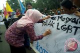 Wakil Wali Kota Kediri Lilik Muhibbah mendukung penolakan massa terkait dengan adanya komunitas LGBT (lesbian, gay, biseksual, dan transgender) di alun-alun Kota Kediri, Jawa Timur, Kamis (25/2). Massa menilai sebagai serangan pihak tertentu dan berbahaya untuk moral bangsa. Antara Jatim/Foto/Asmaul Chusna/16 