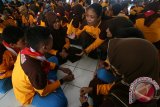 Sejumlah peserta berdiskusi dalam kelompok kecil bertema pencegahan penularan HIV AIDS  sebagai salah satu kegiatan Jambore Pramuka Saka Kencana di markas TNI Yonif 521, Kota Kediri, Jawa Timur, Kamis (25/2). Kegiatan yang diselenggarakan oleh Badan Pemberdayaan Perempuan dan Keluarga Berencana (BPPKB) dan Badan Kependudukan dan Keluarga Berencana Nasional (BKKBN)
tersebut diikuti oleh 664 peserta dari perwakilan pelajar se-Jawa Timur guna mengedukasi generasi muda agar tidak terjerumus kepada perilaku pergaulan bebas dan mencegah pernikahan dini. Antara Jatim/Prasetia Fauzani/zk/16