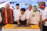 Gubernur Provinsi Lampung M.Ridho Ficardo, Deputi Bidang Pengendalian Penduduk BKKBN Pusat, Wendy Hartanto, Kepala BKKBN Provinsi Lampung, Paulina, Bupati Lampung Tengah Musta, ketika mencanangkan Kampung Keluarga Berencana (Kampung KB) Tingkat Provinsi Lampung, di Desa Gunung Agung, Kec.Terusan Nunyai, Kab.Lampung Tengah. (ANTARA FOTO/Humas Pemprov Lampung/Dok).

