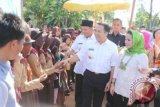 Gubernur Provinsi Lampung M.Ridho Ficardo, Deputi Bidang Pengendalian Penduduk BKKBN Pusat, Wendy Hartanto, Kepala BKKBN Provinsi Lampung, Paulina, Bupati Lampung Tengah Musta, pada  pencanangkan Kampung Keluarga Berencana (Kampung KB) Tingkat Provinsi Lampung, di Desa Gunung Agung, Kec.Terusan Nunyai, Kab.Lampung Tengah. (ANTARA FOTO/Humas Pemprov Lampung/Dok).
