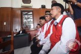 Kepala Desa Selo Awar-Awar Lumajang, Hariyono (kanan) dan sejumlah terdakwa lainnya mengikuti sidang kasus kekerasan tambang pasir Lumajang di Pengadilan Negeri (PN) Surabaya, Jawa Timur, Kamis (25/2). Sebanyak 35 terdakwa kasus kekerasan tambang pasir Lumajang yang mengakibatkan tewas nya aktifis lingkungan hidup Salim Kancil dan peanganiayaan terhadap Tosan menjalani sidang dengan agenda mendengarkan keterangan saksi. Antara Jatim/M Risyal Hidayat/zk/16