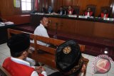 Saksi Tosan (tengah) mengikuti sidang kasus kekerasan tambang pasir Lumajang di Pengadilan Negeri (PN) Surabaya, Jawa Timur, Kamis (25/2). Sebanyak 35 terdakwa kasus kekerasan tambang pasir Lumajang yang mengakibatkan tewas nya aktifis lingkungan hidup Salim Kancil dan peanganiayaan terhadap Tosan menjalani sidang dengan agenda mendengarkan keterangan saksi. Antara Jatim/M Risyal Hidayat/zk/16