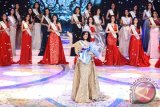 Miss Indonesia 2016 terpilih Natasha Mannuela melambaikan tangan seusai menerima mahkota pada malam Final Miss Indonesia 2016 di Jakarta, Kamis (25/2). Finalis asal Bangka Belitung Natasha Mannuela terpilih menjadi Miss Indonesia 2016. (Foto Muhammad Adimaja)