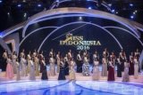 34 Peserta Miss Indonesia 2016 berpose diatas panggung pada malam Grand Finalis Miss Indonesia 2016 di Jakarta, Rabu (24/2) malam. (Muhammad Adimaja)