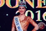 Miss World 2015 Mirea Lalaguna berpose saat menghadiri malam Final Miss Indonesia 2016 di Jakarta, Kamis (25/2). Mirea Lalaguna ialah kontestan asal Barcelona, Spanyol, yang terpilih sebagai Miss World 2015 pada ajang Miss World 2015 di Sanya, Tiongkok. (Muhammad Adimaja)