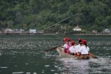 Sejumlah siswa Sekolah Dasar Negeri 4 Laonti mendayung sampan menuju ke sekolah mereka di Desa Woru-Woru, Kecamatan Laonti, Kabupaten Konawe Selatan, Sulawesi Tenggara, Kamis (25/2). Sebagian siswa SD Negeri 4 Laonti asal Desa Lolibu dan Desa Tambelado mengunakan sampan untuk bersekolah karena tidak tersedianya akses jalan darat. (Foto Jojon).