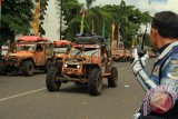 Sejumlah mobil jeep dari Indonesia Offroad Expedition (IOX) berada di Depan Pendopo Banyuwangi, Jawa Timur, Jumat (26/2). Ratusan jeep dari berbagai daerah di Indonesia tersebut, melakukan ekspedisi 2016 yang di mulai dari Jogjakarta dan akan finis di Bali dengan melewati jalur lintas selatan. Antara Jatim/Budi Candra Setya/zk/16.