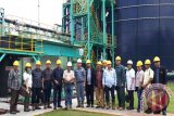 Para pengurus PWI Sumut berfoto bersama usai meninjau Pembangkit Listrik Tenaga Bio Gas di PKS Kebun PT Saudara Sejati Luhur (Asian Agri Group) di Kabupaten Asahan, Sumatera Utara, Kamis (25/2). Perusahaan perkebunan sawit Asian Agri Group tersebut memproduksi Pembangkit Listrik Tenaga Bio Gas 2 MW satu unit PKS sebagai alternatif energi terbarukan yang ramah lingkungan dan murah dari hasil limbah sawit. WWW.ANTARASUMUT.COM