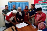 Kediri (Antara Jatim) - Ketua FKUB Kediri Salim memberikan tanda tangan sebagai kesepakatan dengan membuat nota kesepahaman (memorandum of understanding atau MoU) dengan UPT RS Kusta Kediri, di Kediri, Jawa Timur, Sabtu (26/2). Isi dari MoU itu salah satunya FKUB bersedia memberikan tenaga kerohanian untuk mendampingi pasien di RS tersebut. Selama ini, penderita kusta masih sering tidak dijauhi, padahal sakit ini bisa diobati. Antara Jatim/Foto/Asmaul Chusna 