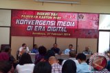 Sejumlah narasumber menyampaikan materi pada Diskusi Konvergensi Media di Era Digital dalam rangka Hari Pers Nasional di PWI Jatim di Surabaya, Sabtu (28/2). Perkembangan teknologi informasi telah berdampak terhadap pengelolaan media massa. Foto Antarahatim.com/ Slamet Hadi Purnomo/16)