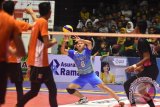 Pebolavoli putra Jakarta Pertamina Energi, Delly Dwi (tengah) menahan bola dari pebolavoli putra Surabaya Samator dalam lanjutan pertandingan putaran kedua Proliga 2016 di GOR Tri Dharma Gresik, Jawa Timur, Sabtu (27/2).  Jakarta Pertamina Energi berhasil memenangkan pertandingan atas Surabaya Samator dengan skor 3-2 (22-25, 28-26, 18-25, 25-17, 12-15). Antara Jatim/M Risyal Hidayat/zk/16