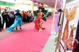 Model memperagakan rancangan busana batik kreatif siswi Sekolah Menengah Kejuruan (SMK) saat gelaran Majapahit Fashion on The Street di Jl RA Basuni Sooko Mojokerto, Jawa Timur, Sabtu (27/2). Peragaan busana karya kreatif para desainer muda siswi SMK itu untuk mengangkat batik Majapahit. Antara Jatim/Syaiful Arif/zk/16