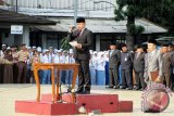 Wali Kota Bogor, Bima Arya Sugiarto saat menjadi Inspektur Upacara (Irup) di halaman Balai Kota Bogor, Jawa Barat. (ANTARA FOTO/M.Tohamaksun/Dok).