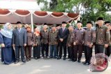 Wali Kota Bogor, Bima Arya Sugiarto (tengah berjas) saat berfoto bersama dengan para Veteran Pejuang Kota Bogor, di halaman Balai Kota Bogor, Jawa Barat. (ANTARA FOTO/M.Tohamaksun/Dok).