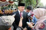 Wali Kota Bogor, Bima Arya Sugiarto saat menjawab pertanyaan Wartawan peliput Pemkot Kota Bogor dan jajarannya. (ANTARA FOTO/M.Tohamaksun/Dok).
