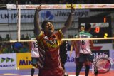 Pelatih Bekasi BVN, Roy Makpal meluapkan emosi nya usai tim nya berhasil mengalahkan Jakarta BNI Taplus dalam lanjutan pertandingan putaran pertama seri kedua Proliga 2016 di GOR Tri Dharma Gresik, Jawa Timur, Minggu (28/2). Bekasi BVN berhasil mengalahkan Jakarta BNI Taplus dengan skor 3-1 (19-25, 25-23, 27-25, 25-20). Antara Jatim/M Risyal Hidayat/zk/16
